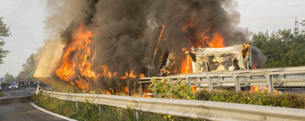 Il camion in fiamme sulla statale 36 (Foto by foto Demesis Tescaro/La provincia di Lecco)