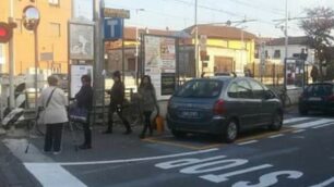 Varedo, i parcheggi in zona passaggio a livello contestati dai commercianti