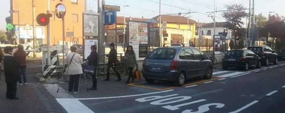 Varedo, i parcheggi in zona passaggio a livello contestati dai commercianti