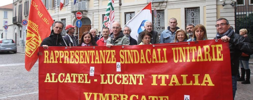 Monza, presidio Alcatel davanti alla prefettura