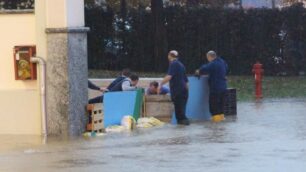 Agrate, Novembre 2014: gran lavoro alle cantine Rocca per salvare la produzione dall’invasione dell’acqua