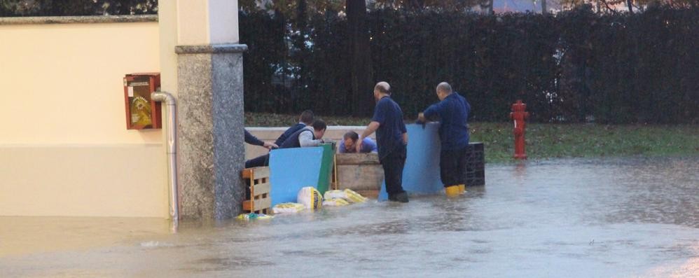 Agrate, Novembre 2014: gran lavoro alle cantine Rocca per salvare la produzione dall’invasione dell’acqua