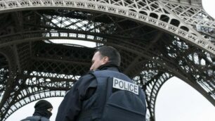Le forze dell’ordine sotto uno dei simboli di Parigi