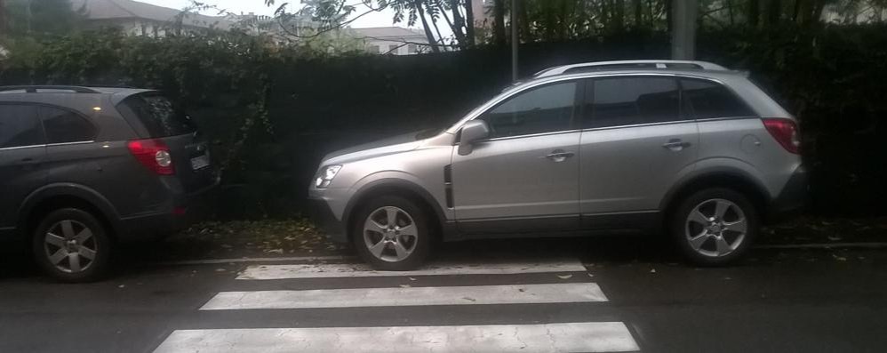 Bovisio Masciago, auto in sosta all'uscita da scuola