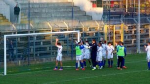 Calcio, l'esultanza finale del Seregno sotto la tribuna che ha ospitato la tifoseria brianzola