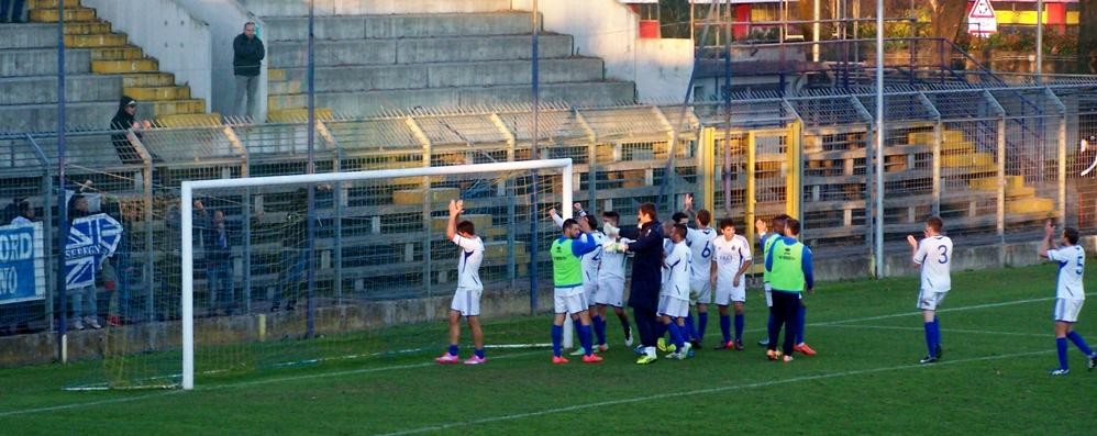 Calcio, l'esultanza finale del Seregno sotto la tribuna che ha ospitato la tifoseria brianzola