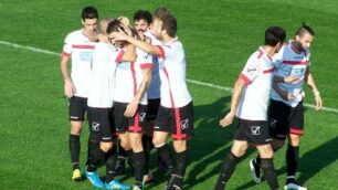 Calcio, Seregno: Riccardo Capogna abbracciato dai compagni dopo il gol dell'1-0