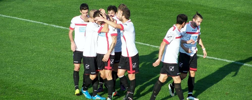 Calcio, Seregno: Riccardo Capogna abbracciato dai compagni dopo il gol dell'1-0