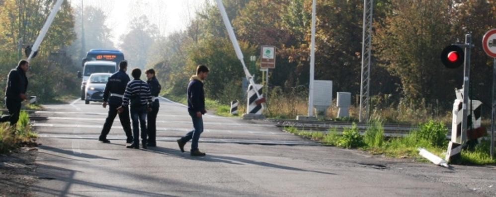 Cesano Maderno, attimi di paura al passaggio a livello