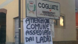 Uno degli striscioni apparsi a Cogliate