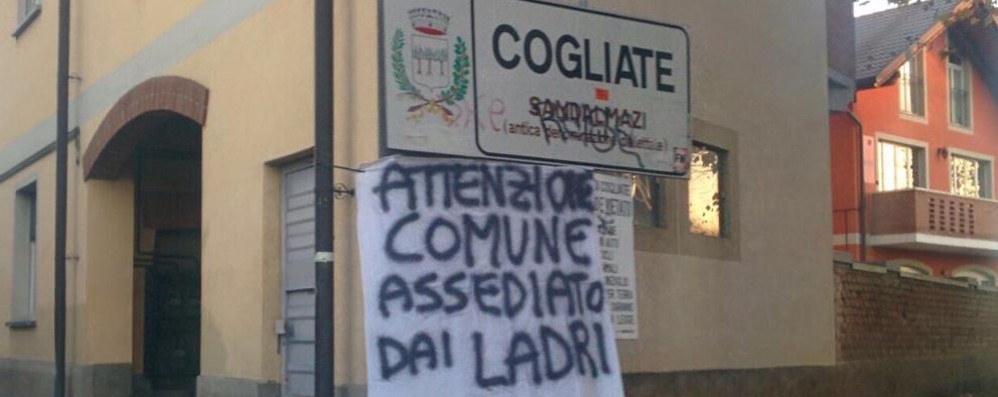 Uno degli striscioni apparsi a Cogliate