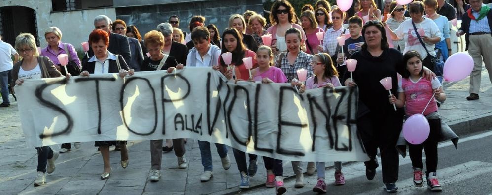 Una fiaccolata contro la violenza sulle donne