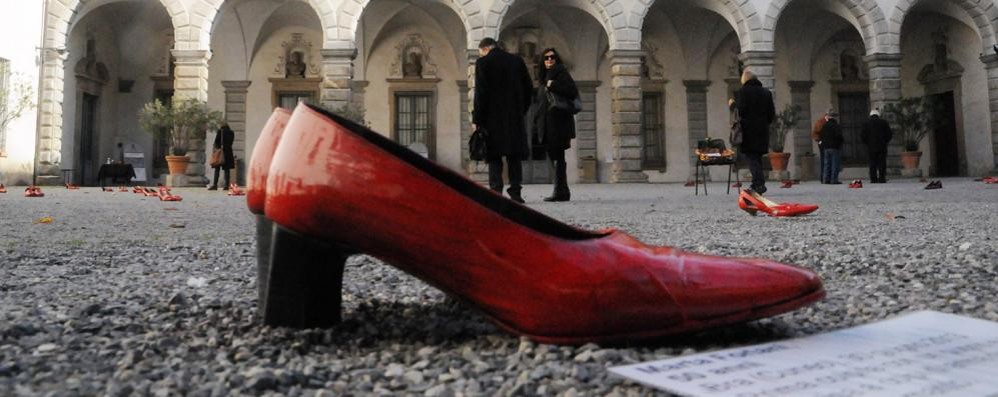 Scarpe rosse contro la violenza sulle donne