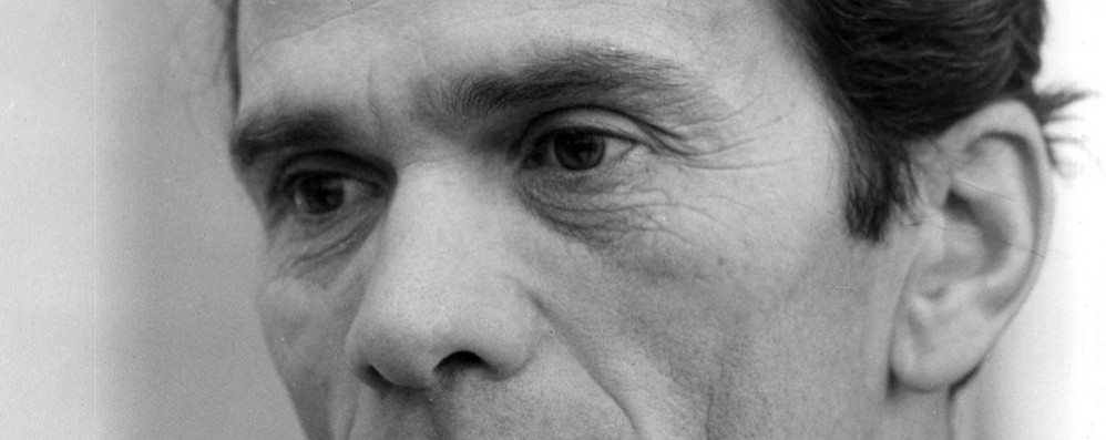 Pier Paolo Pasolini in una foto che non fa parte del libro