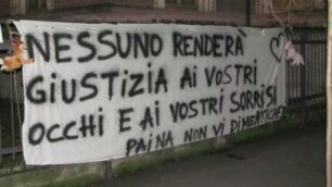 Lo striscione per i due bambini uccisi