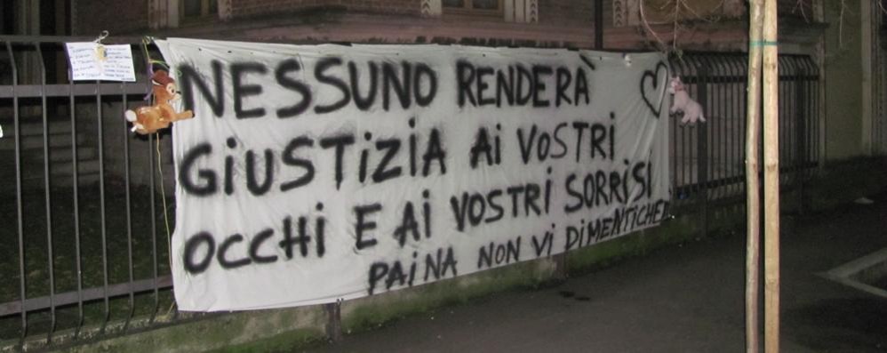 Lo striscione per i due bambini uccisi