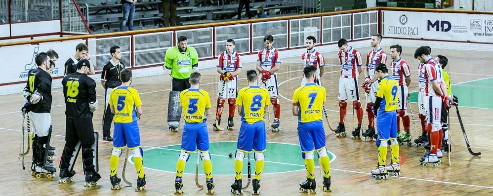 Monza - Il minuto di raccoglimento per le vittime di Parigi prima del match