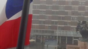 La bandiera francese sul balcone della sala giunta del Comune di Monza, immagine postata su fb dai giovani musulmani monzesi