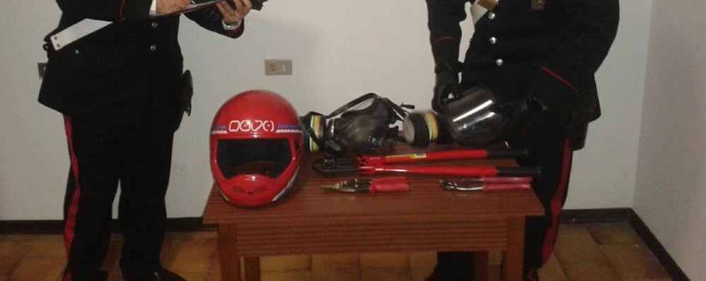 Gli arnesi da scasso, e il casco, trovati dai carabinieri a bordo della macchina rubata