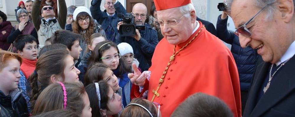 Il cardinale Scola ripropone i doni all’asta per aiutare le famiglie in difficoltà