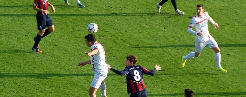 Seregno - Uno stacco di testa di Davide Bosio, autore del gol partita