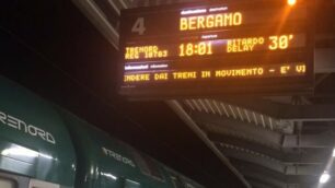 Il treno colpito dal sasso