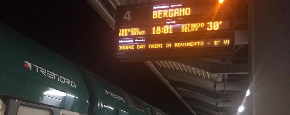 Il treno colpito dal sasso