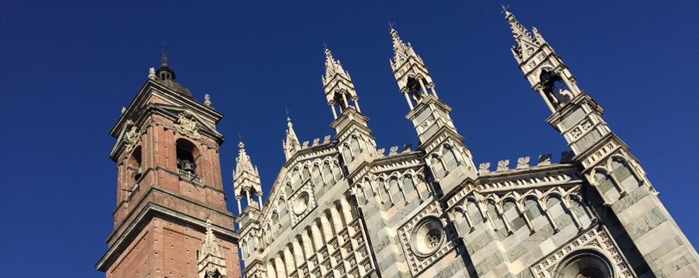 Monza, il cielo blu sopra il duomo