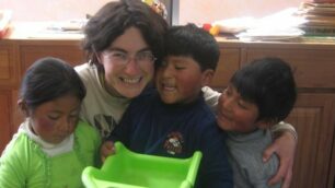 Giussano - Monica Palladino in Perù con un gruppo di bambini