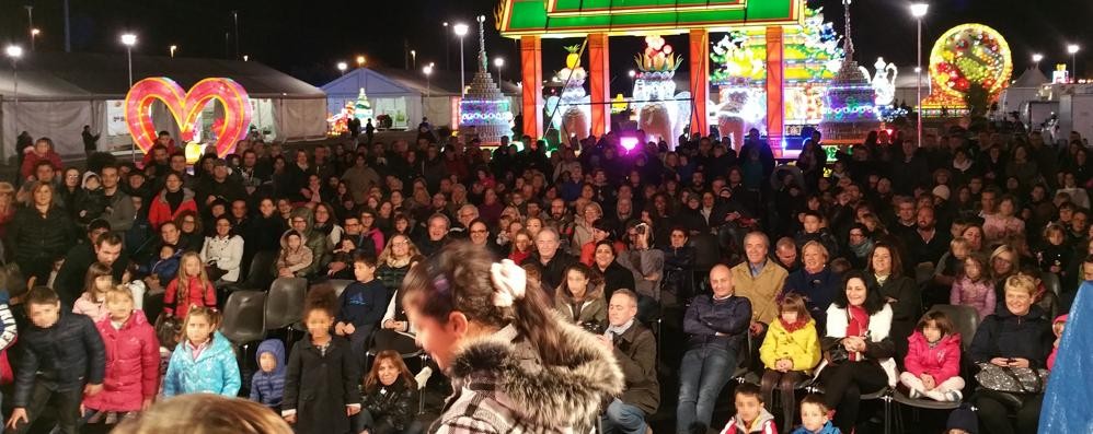 Monza, il pubblico per uno degli spettacoli degli artisti cinesi