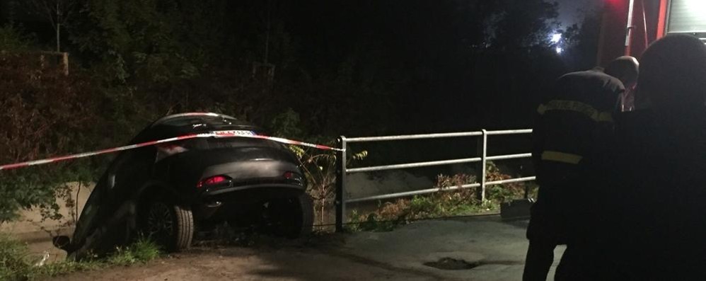 Il recupero dell’auto finita nel Villoresi