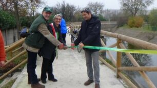 Il taglio del nastro della pista ciclabile