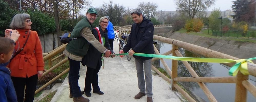 Il taglio del nastro della pista ciclabile