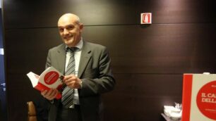 Renato Ornaghi con un altro dei suoi libri, Il cammino della rosa