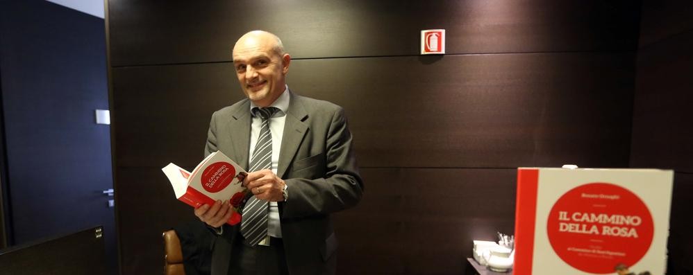 Renato Ornaghi con un altro dei suoi libri, Il cammino della rosa