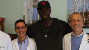 Pape Sow, ex stella della Nba nei Toronto Raptors,  tra i medici dell'ospedale di Desio Giulio Mario, Andrea Costanzi e il primario Dario Maggioni