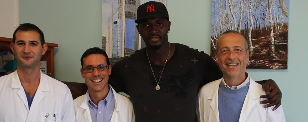 Pape Sow, ex stella della Nba nei Toronto Raptors,  tra i medici dell'ospedale di Desio Giulio Mario, Andrea Costanzi e il primario Dario Maggioni