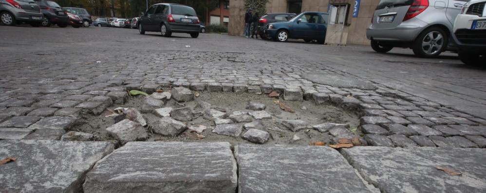 Degrado in piazza Cambiaghi