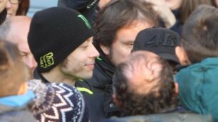 Valentino Rossi accerchiato dai fan a Monza