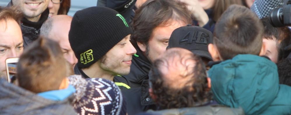 Valentino Rossi accerchiato dai fan a Monza