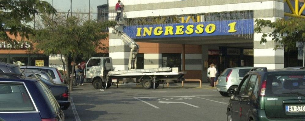 L’ingresso all’Iper nell’area del centro commerciale di Busnago