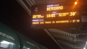 Il treno colpito dal sasso fermo alla stazione di Carnate