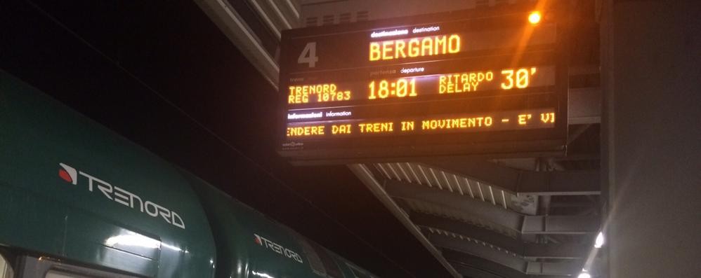 Il treno colpito dal sasso fermo alla stazione di Carnate