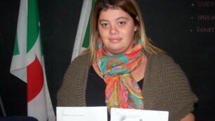 Seregno - Valentina Massari con il foglio con la minaccia di morte e la denuncia ai Carabinieri