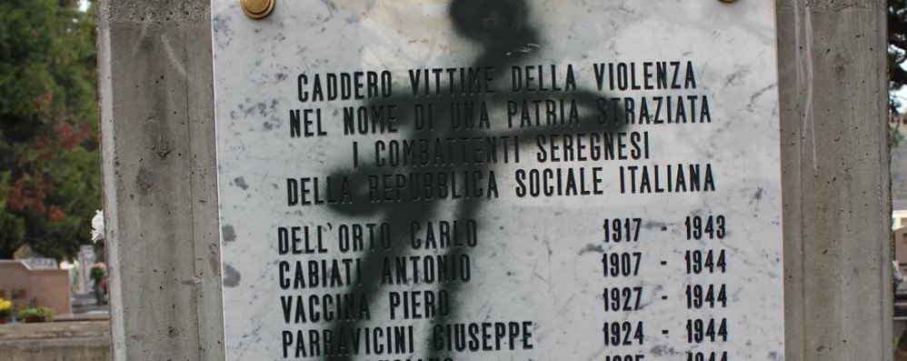 Seregno, ha 73 anni l’imbrattatore della stele coi nomi dei caduti di Salò