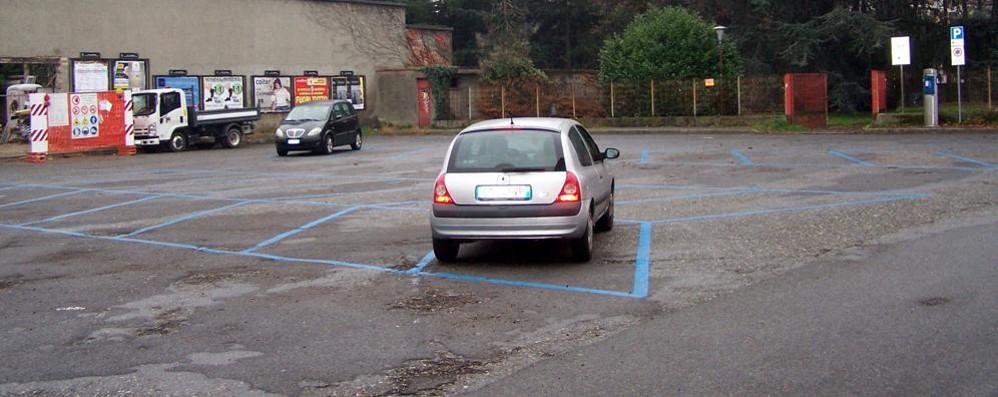 Seregno, il parcheggio vuoto di largo degli Alpini