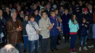 La gente in piazza Concordia a Seregno, con i lumini accesi
