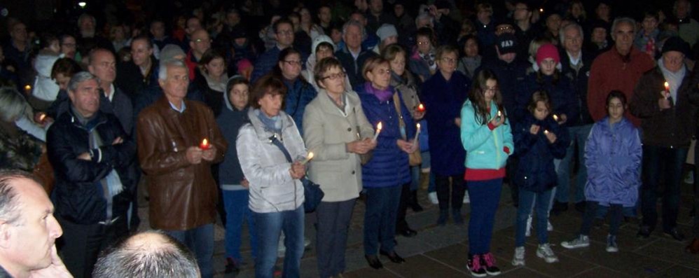 La gente in piazza Concordia a Seregno, con i lumini accesi