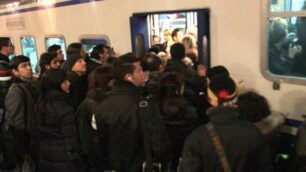 Treni, pendolari alla stazione di Monza