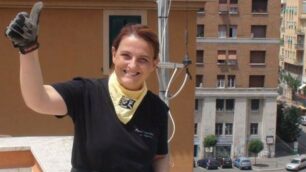 Arcore - Francesca Carnati sul tetto di un’abitazione per ispezionare un camino (Foto Boni)